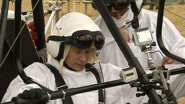 Tổng thống Putin mặc bộ đồ trắng đóng giả làm sếu trưởng thành